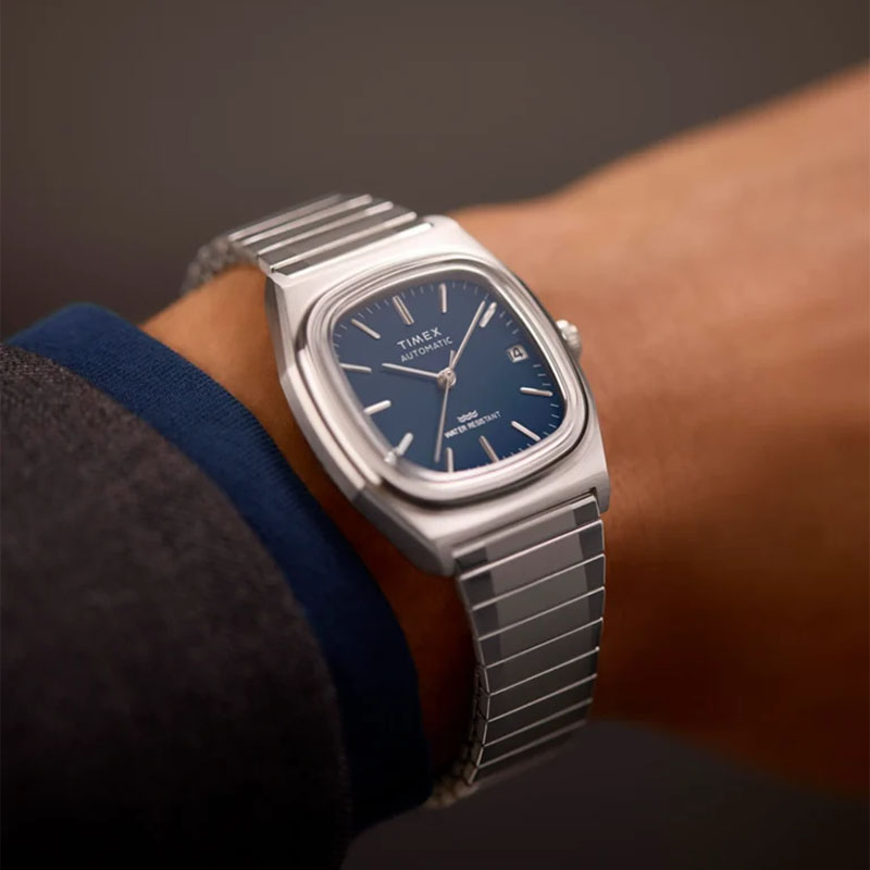 Timex E Line 1983 Automatic TW2Y07400 – niebieska tarcza z aplikowanymi indeksami i datownikiem