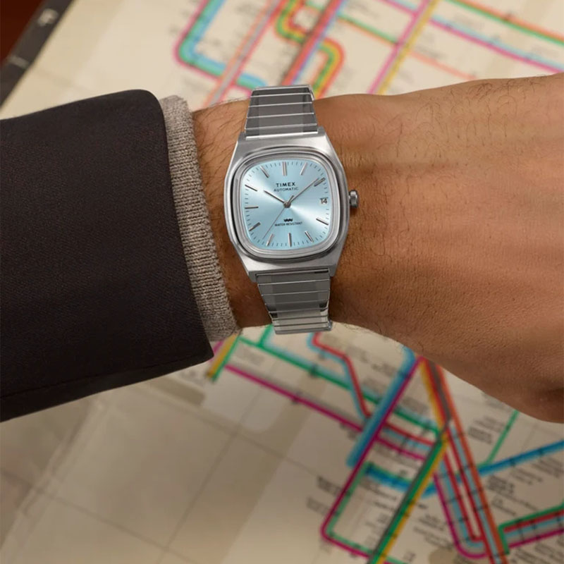 Timex E Line 1983 Automatic TW2Y66700 – jasnoniebieska tarcza z aplikowanymi indeksami i datownikiem