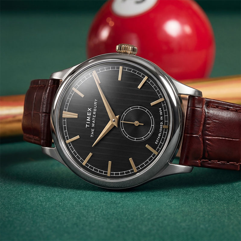 Timex Waterbury Classic Sub Second TW2Y92100 – czarna teksturowana tarcza ze złocistymi detalami i małą sekundą