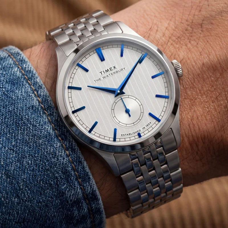 Timex Waterbury Classic Sub Second TW2Y91800 – biała tarcza z metalicznymi niebieskimi wskazówkami i indeksami