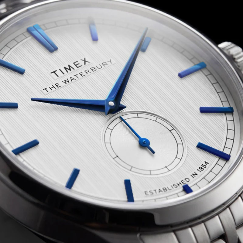 Timex Waterbury Classic Sub Second TW2Y91800 – biała teksturowana tarcza z niebieskimi detalami i małą sekundą