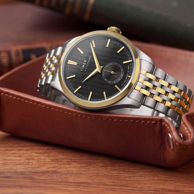 Timex Waterbury Classic Sub Second TW2Y91900 – czarna teksturowana tarcza ze złocistymi detalami i małą sekundą