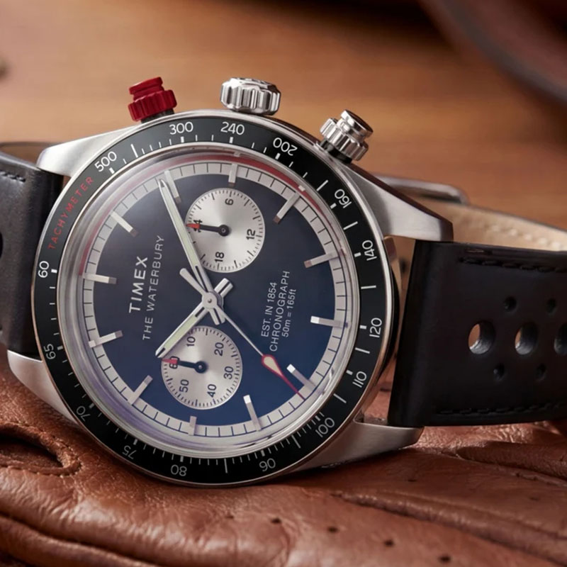 Timex Waterbury Heritage Chronograph TW2Y93300 – czarny bezel ze skalą tachymetryczną i czerwony przycisk