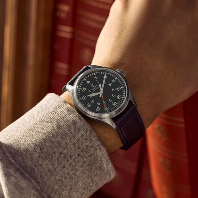 Timex Waterbury Ace TW2Y70400 - czarna tarcza z pomarańczowym sekundnikiem na nadgarstku