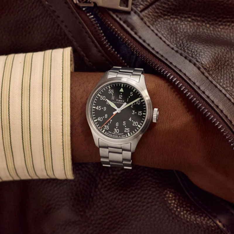 Timex Waterbury Ace TW2Y70300 – czarna tarcza z pomarańczowym sekundnikiem na nadgarstku