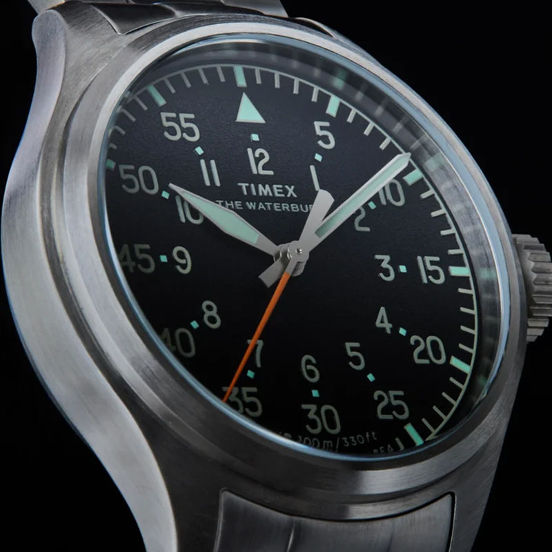 Timex Waterbury Ace TW2Y70300 – czarna tarcza lotnicza z dużymi cyframi arabskimi i lumą