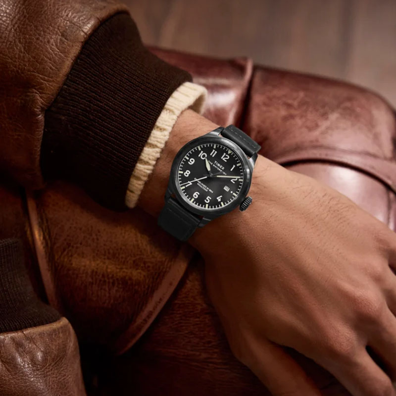 Timex Waterbury Ace TW2Y18900 - czarna tarcza z datownikiem na nadgarstku
