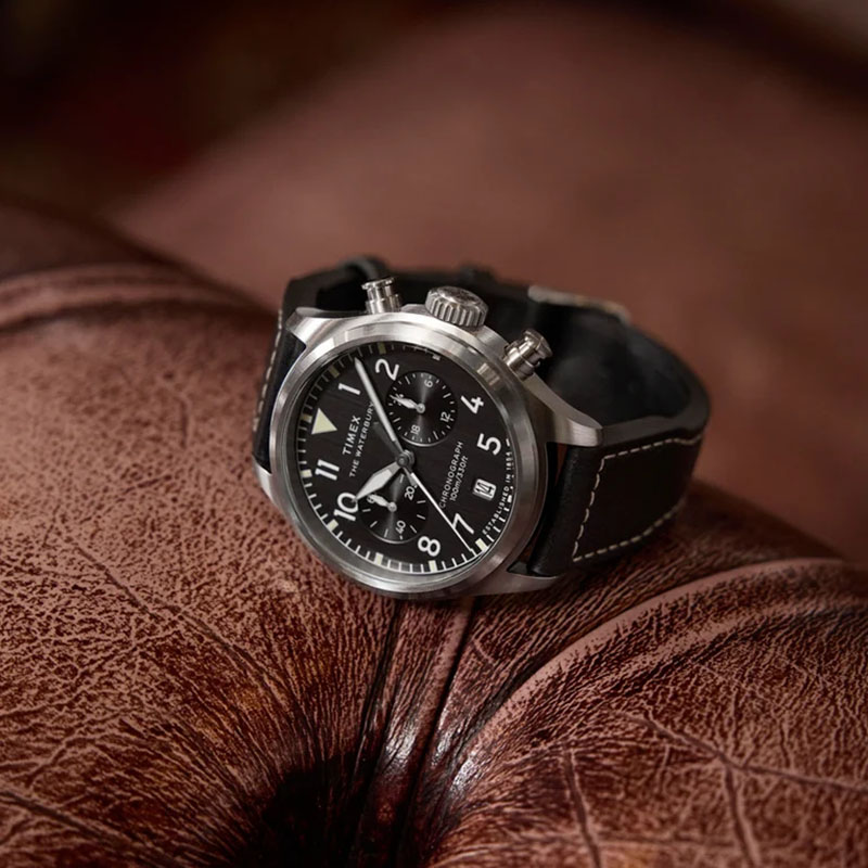 Timex Waterbury Ace Chronograph TW2Y19000 - chronograf na czarnym skórzanym pasku na brązowym skórzanym fotelu
