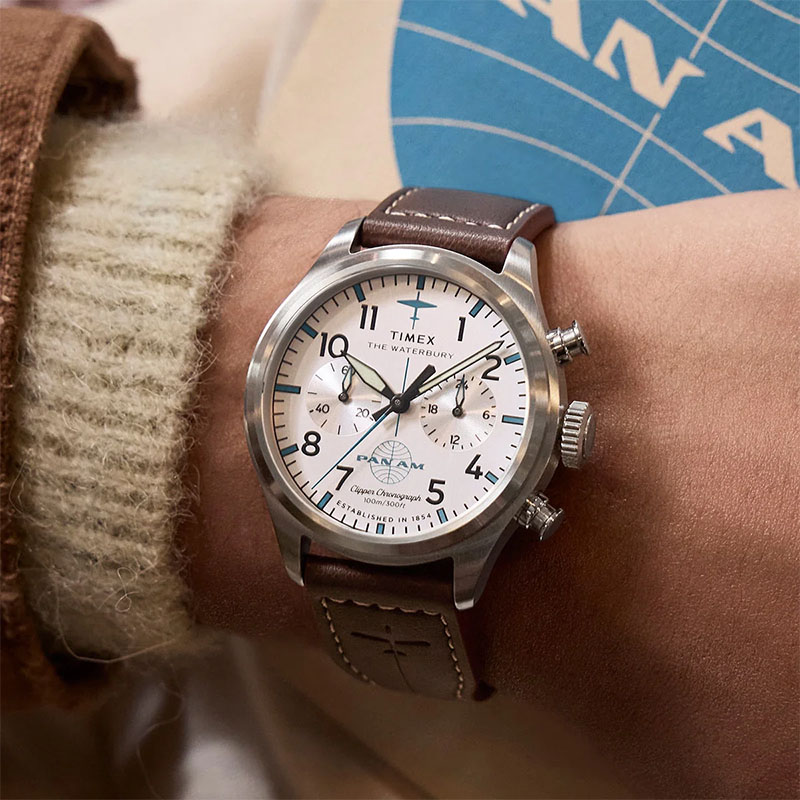 Timex x Pan Am Waterbury Ace Chronograph TW2Y38700 - srebrna tarcza z logo Pan Am i motywem samolotu na nadgarstku