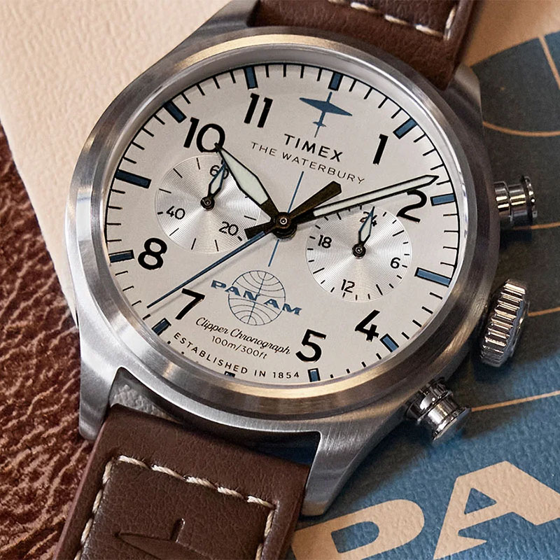 Timex x Pan Am Waterbury Ace Chronograph TW2Y38700 - srebrna tarcza z totalizatorami, dużymi cyframi arabskimi, motywem samolotu i lumą