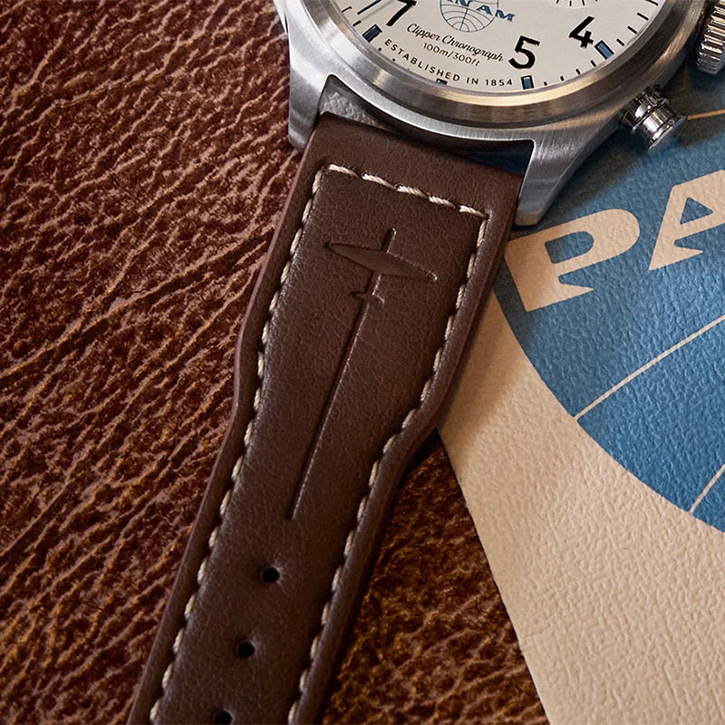 Timex x Pan Am Waterbury Ace Chronograph TW2Y38700 - brązowy skórzany pasek z tłoczonym motywem samolotu i kontrastowym przeszyciem