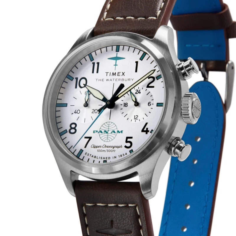Timex x Pan Am Waterbury Ace Chronograph TW2Y38700 - srebrna tarcza z logo Pan Am i skórzany pasek z niebieską podszewką