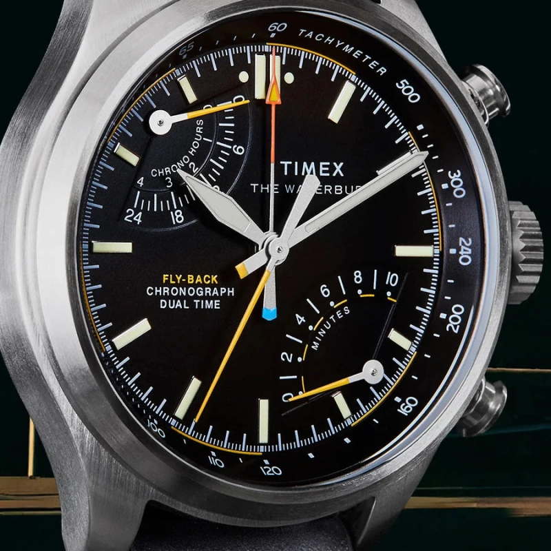 Timex Waterbury Ace Fly Back Chronograph TW2Y70000 - zbliżenie czarnej tarczy z totalizatorami, skalą tachymetryczną, wskazówką drugiej strefy czasowej i lumą