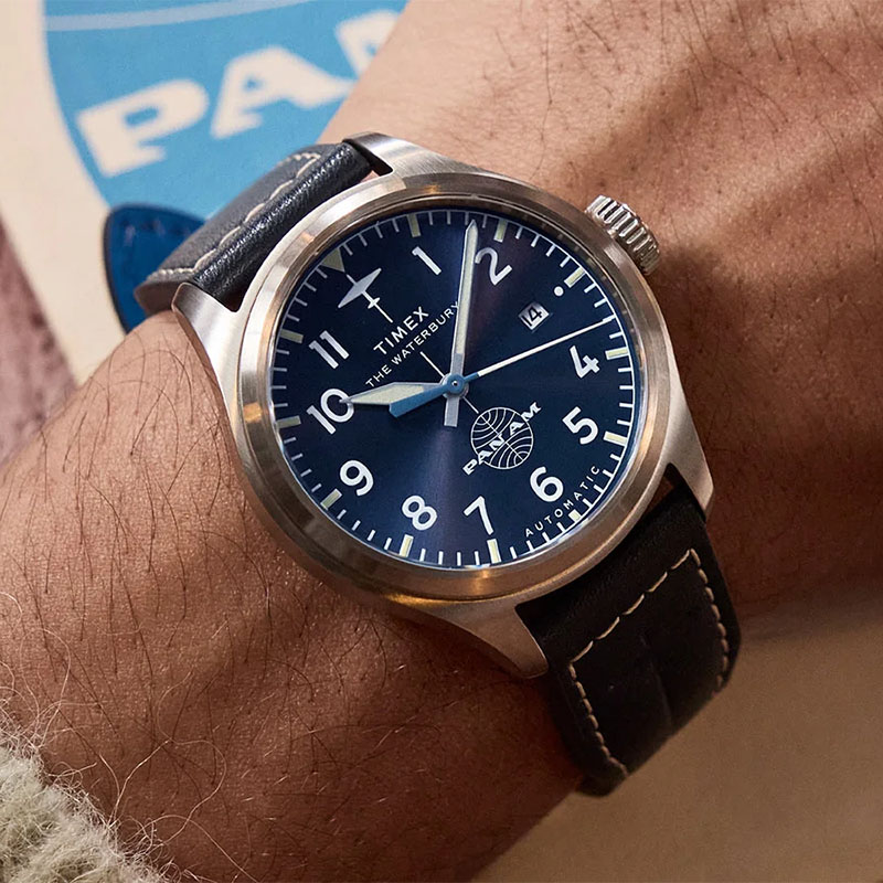 Timex x Pan Am Waterbury Ace Automatic TW2Y38800 - granatowa tarcza z logo Pan Am na nadgarstku