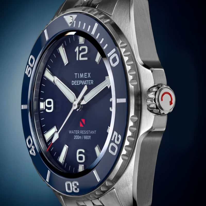 Timex Deepwater Arctic TW2Y64600 - zbliżenie niebieskiej tarczy z ceramicznym bezelem, cyframi arabskimi i lumą