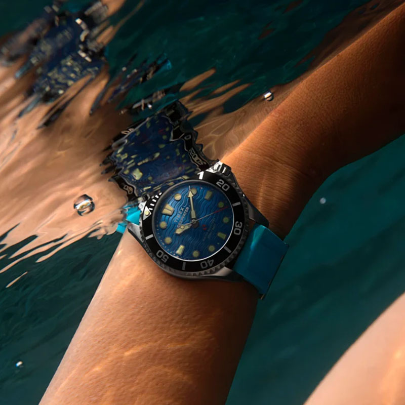 3196.jpgTimex Deepwater Meridian 200 TW2Y40400 - zegarek na nadgarstku pod wodą