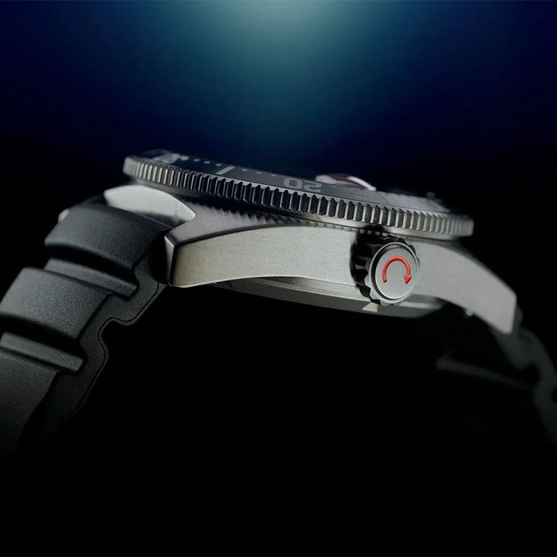 Timex Deepwater Reef 200 Titanium Automatic TW2Y64300 - profil koperty z obrotowym bezelem i zakręcaną koronką