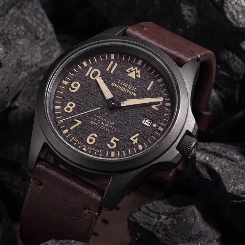 Timex Expedition Field Post Titanium Automatic TW2Y90900 - outdoorowy zegarek z ciemną tarczą i skórzanym paskiem