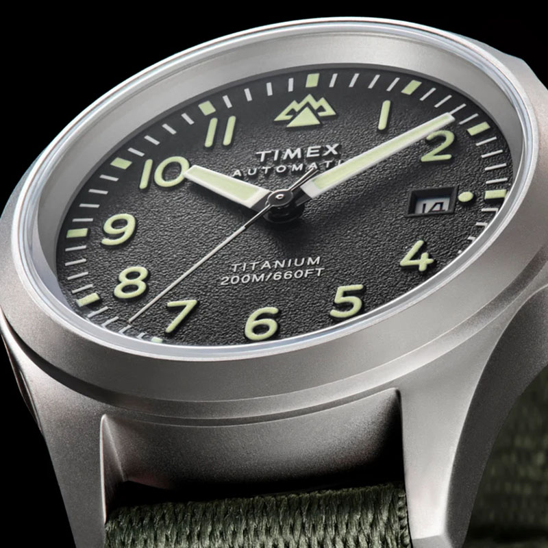 Timex Expedition Field Post Titanium Automatic TW2V95300 - szara, teksturowa tarcza z indeksami, cyframi arabskimi oraz oknem datownika