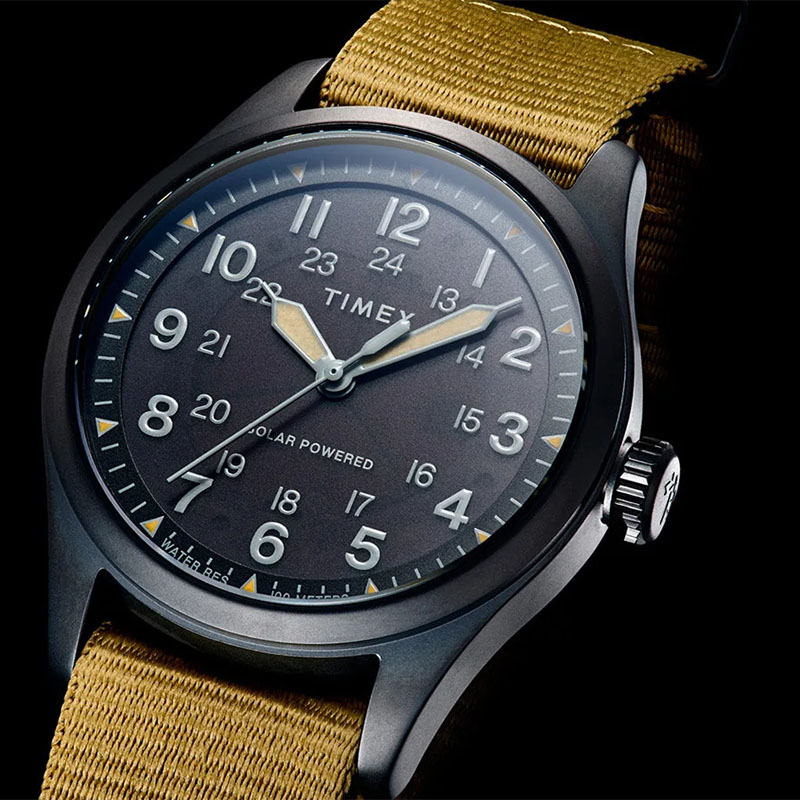 Timex Expedition Field Post Solar TW2V00400 - czarna tarcza z indeksami oraz cyframi arabskimi