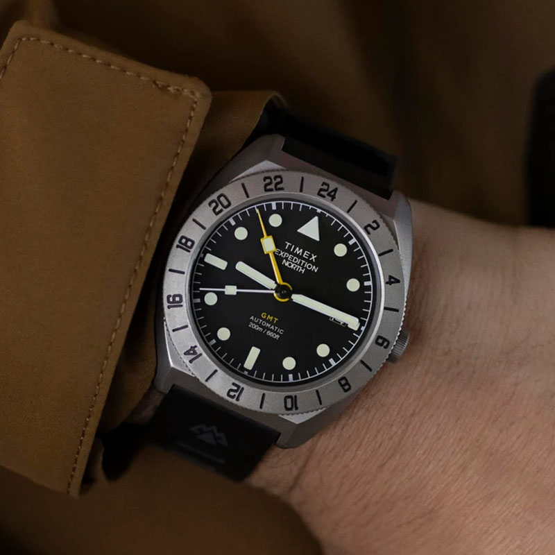 Timex Expedition Pioneer Titanium Automatic GMT TW2W53000 - czarna tarcza z żółtą wskazówką GMT i bezelem 24-godzinnym na nadgarstku