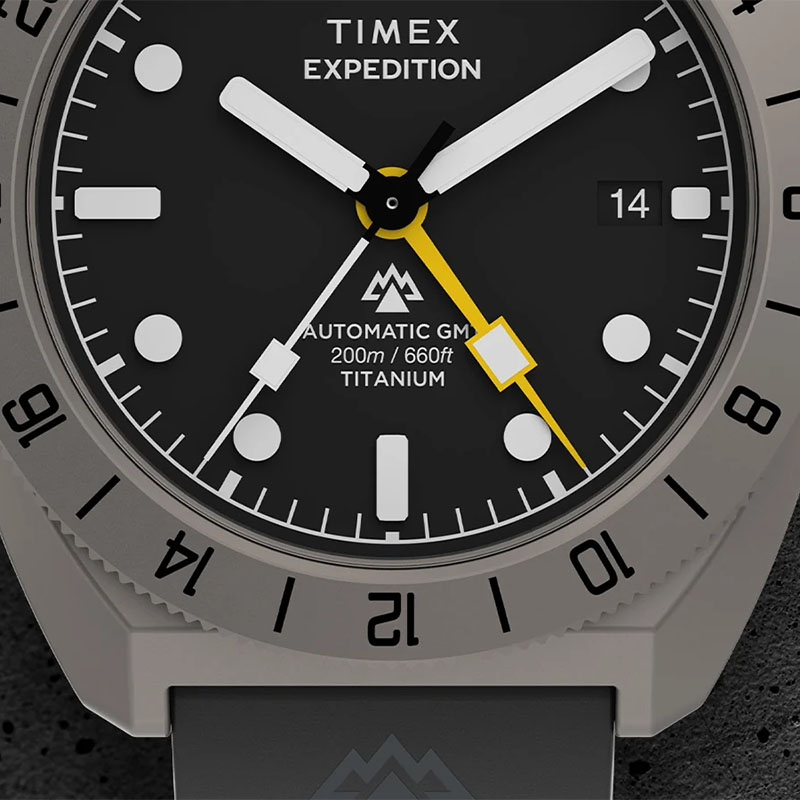 Timex Expedition Pioneer Titanium Automatic GMT TW2W53000 - zbliżenie czarnej tarczy z żółtą wskazówką GMT oraz datownikiem