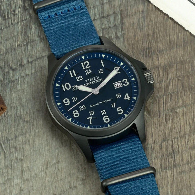 Timex Expedition Field Post Solar TW2Y31700 - granatowa tarcza z indeksami, cyframi arabskimi oraz datownikiem