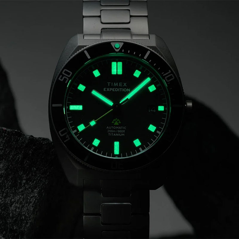 Timex Expedition Pioneer Titanium Automatic TW2Y63800 - powłoka luminescencyjna na wskazówkach i indeksach