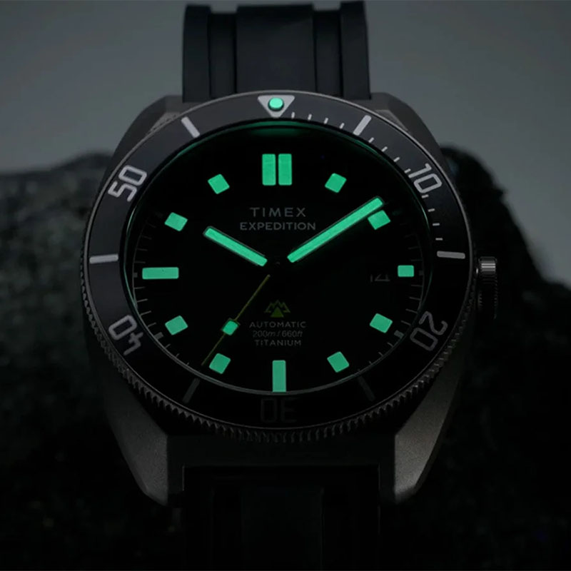 Timex Expedition Pioneer Titanium Automatic TW2Y63600 - powłoka luminescencyjna na wskazówkach i indeksach