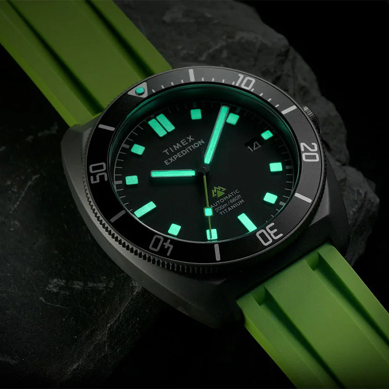 Timex Expedition Pioneer Titanium Automatic TW2Y63700 - powłoka luminescencyjna na wskazówkach i indeksach