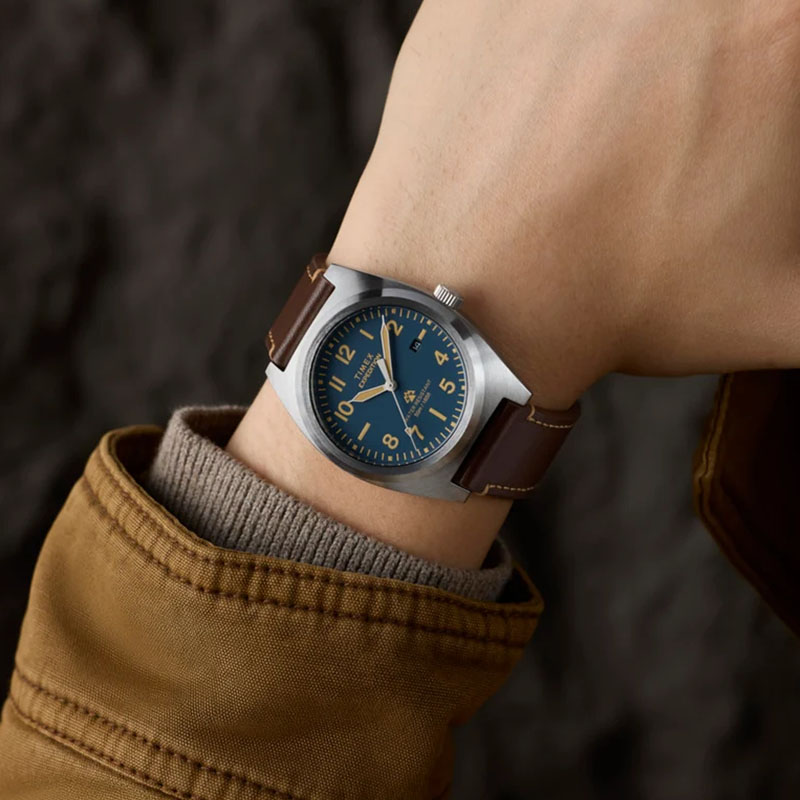 Timex Expedition Capstone TW2Y30600 - zegarek kwarcowy z niebieską tarczą na nadgarstku