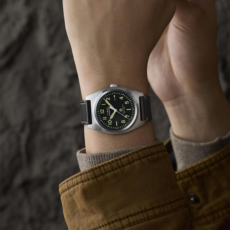 Timex Expedition Capstone TW2Y30700 - zegarek kwarcowy z czarną tarczą na nadgarstku