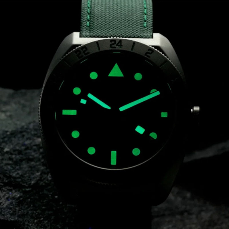 Timex Expedition Pioneer Titanium Automatic GMT TW2Y63400 - substancja luminescencyjna na wskazówkach i indeksach