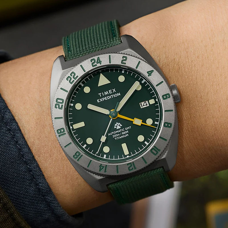 Timex Expedition Pioneer Titanium Automatic GMT TW2Y63400 - zielona tarcza z żółtą wskazówką GMT i bezelem 24-godzinnym na nadgarstku