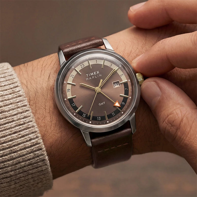 Timex Marlin GMT TW2Y84200 - elegancki zegarek z brązową tarczą na nadgarstku