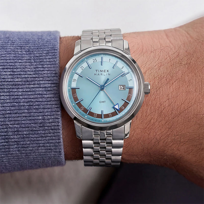 Timex Marlin GMT TW2Y84100 - elegancki zegarek na stalowej bransolecie z jasnoniebieską tarczą na nadgarstku