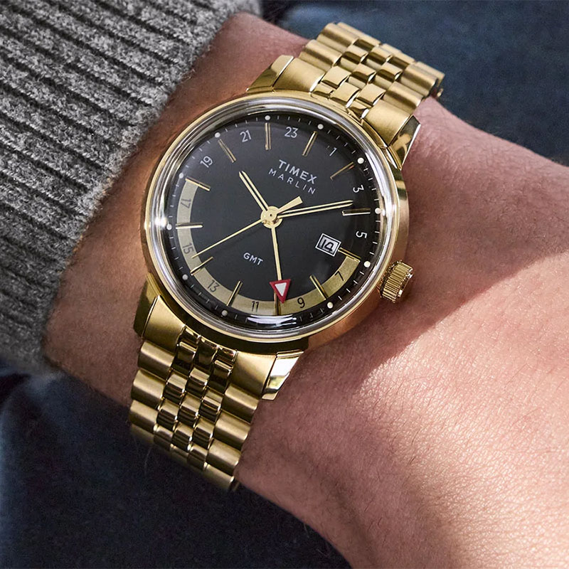Timex Marlin GMT TW2Y47700 - zegarek na stalowej bransolecie z czarną tarczą na nadgarstku