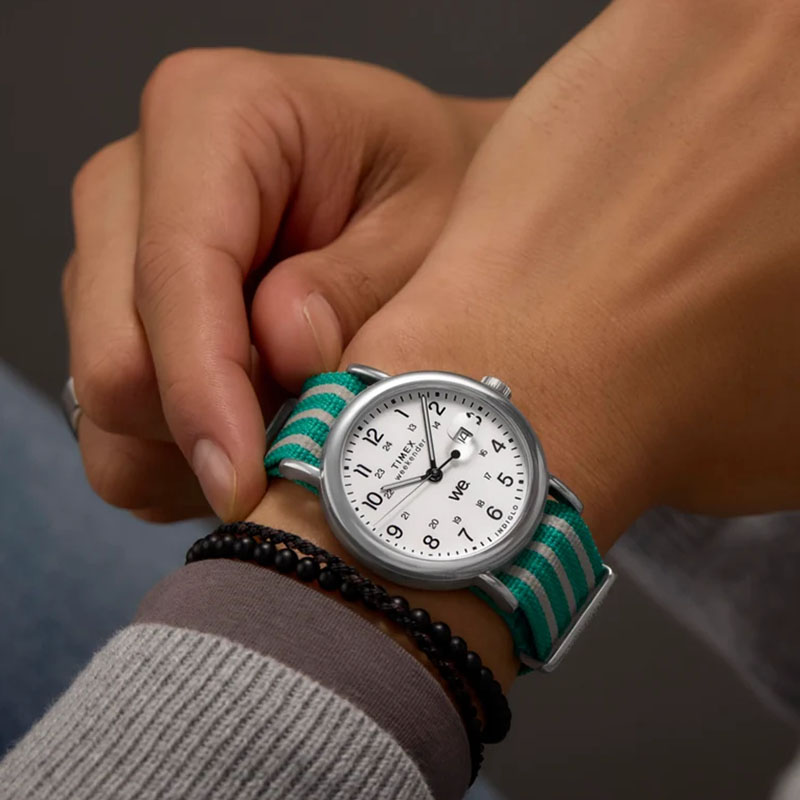 Timex Weekender TW2Y08800 - zegarek z białą tarczą, cyframi i datownikiem na nadgarstku