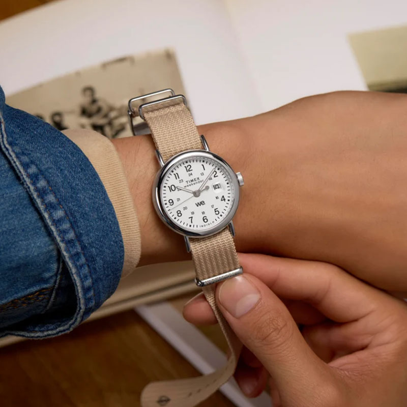 Timex Weekender TW2Y09100 - zegarek z białą tarczą i beżowym paskiem na nadgarstku
