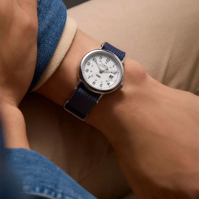 Timex Weekender TW2Y09000 - zegarek z białą tarczą na nadgarstku