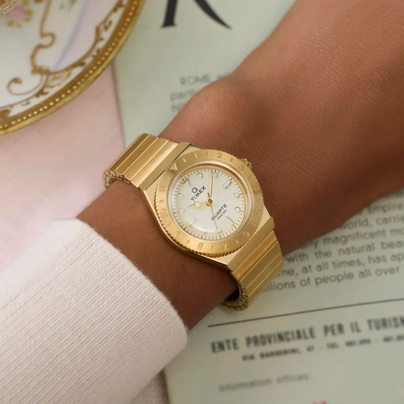 Timex Q Timex Mini TW2Y57500 - elegancki zegarek na damskim nadgarstku