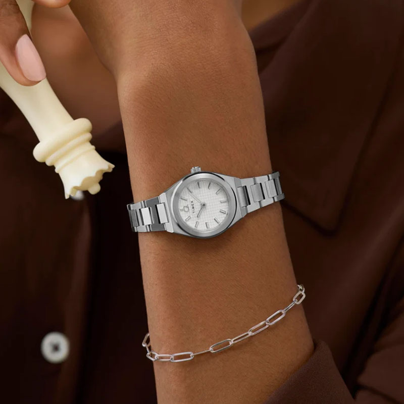 Timex Q Timex Continental Mini TW2Y68500 - zegarek z białą tarczą na nadgarstku