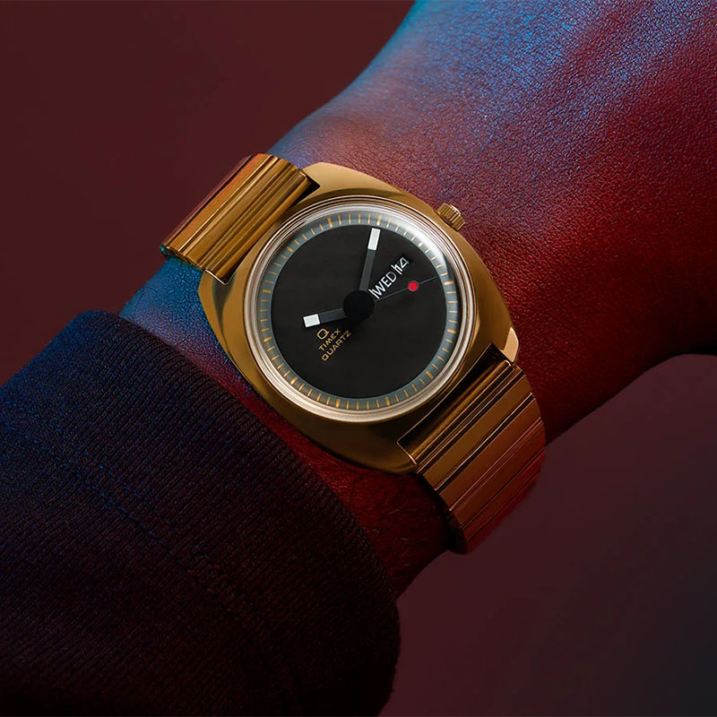 Timex Q Timex 1975 Enigma TW2Y34400 - zegarek z czarną tarczą na nadgarstku
