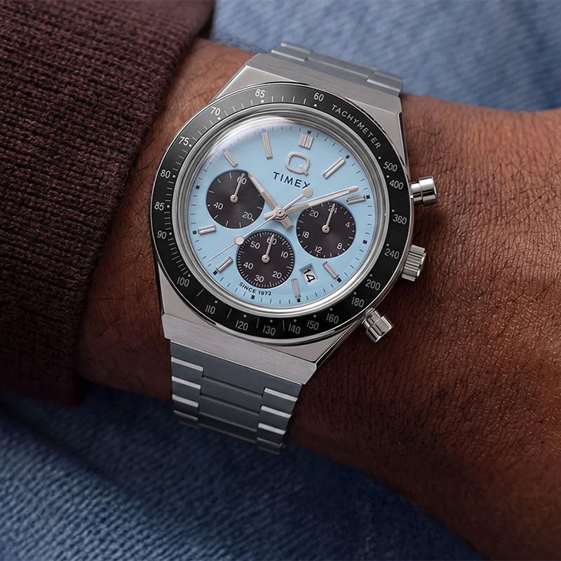 Timex Q Timex Chronograph TW2Y88600 - zegarek na stalowej bransolecie z jasnoniebieską tarczą na nadgarstku