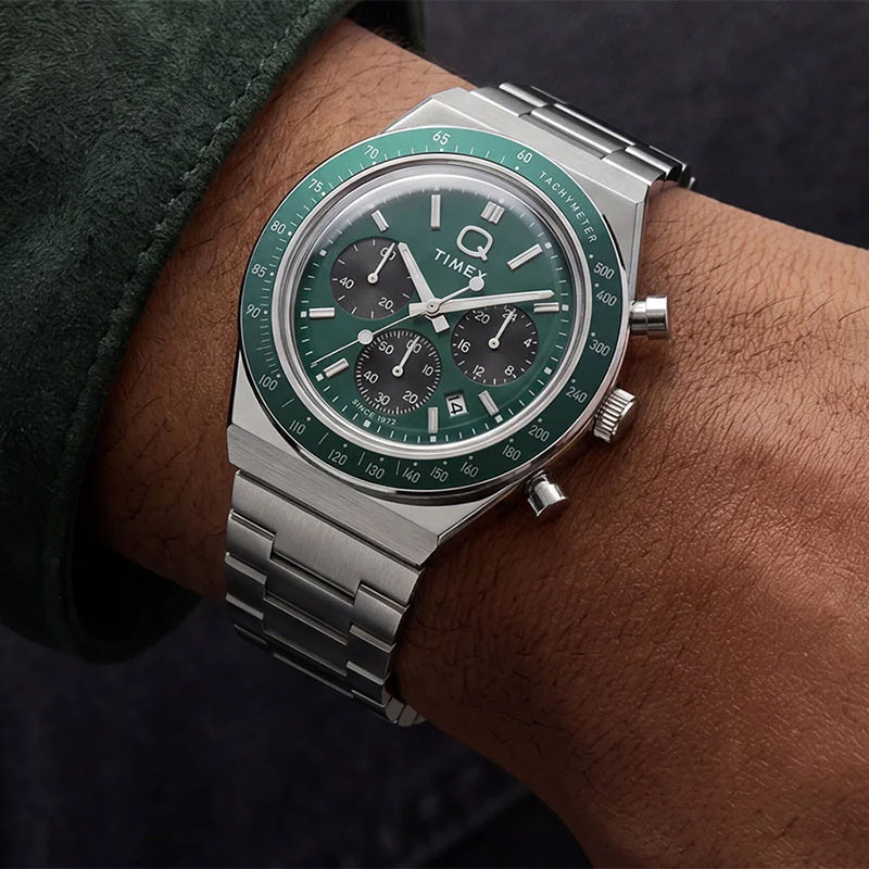 Timex Q Timex Chronograph TW2Y88500 - zegarek na stalowej bransolecie z zieloną tarczą na nadgarstku