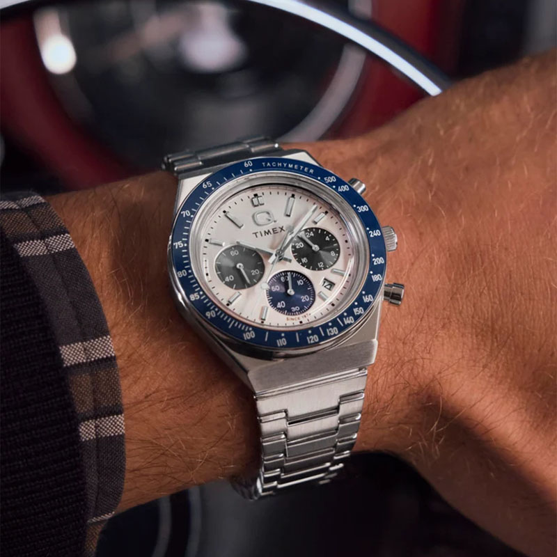 Timex Q Timex Chronograph TW2Y36200 - zegarek na stalowej bransolecie z białą tarczą na nadgarstku