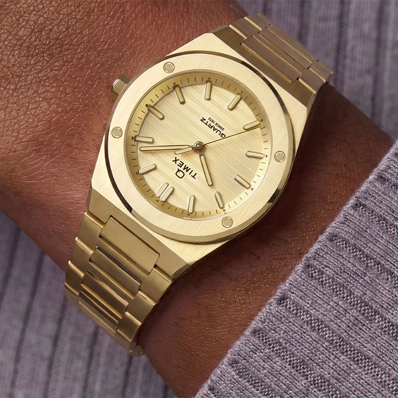 Timex Q Timex Marbella TW2Y82000 - pozłacany zegarek na stalowej bransolecie na nadgarstku