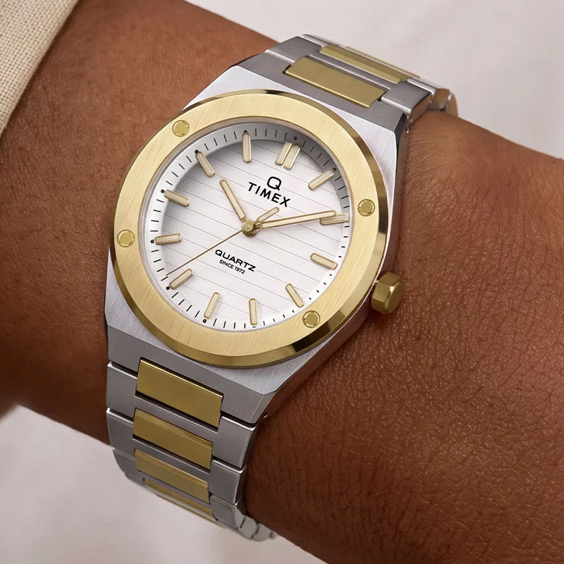 Timex Q Timex Marbella TW2Y81900 - elegancki zegarek z białą tarczą na nadgarstku