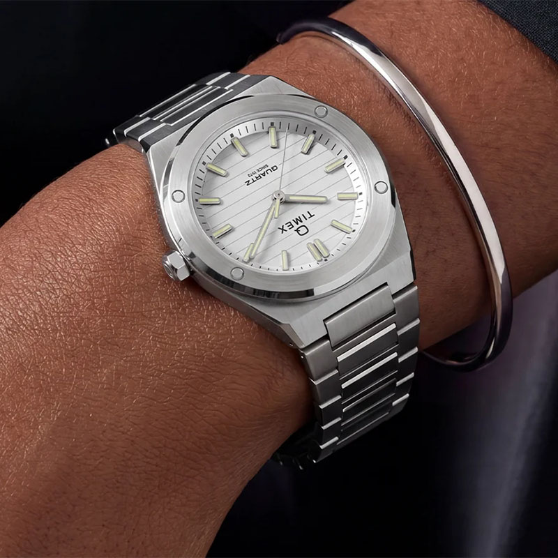 Timex Q Timex Marbella TW2Y81800 - zegarek na stalowej bransolecie z białą tarczą na nadgarstku