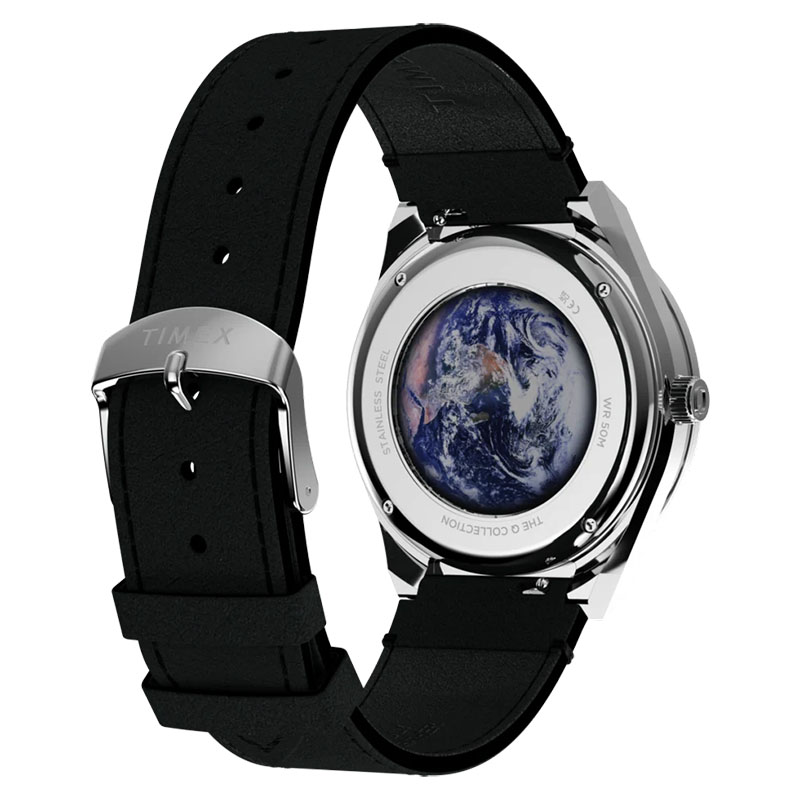 Timex Q TImex NASA TW2Y56800 - tył zegarka z widocznym deklem ozdobionym zdjęciem Ziemi